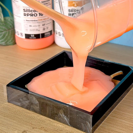 Gomma siliconica liquida per stampi morbidi R PRO 10 atossica e facile da usare (1:1), alta resistenza alla lacerazione e alla rottura, ideale per stampi fai da te (500 gr)